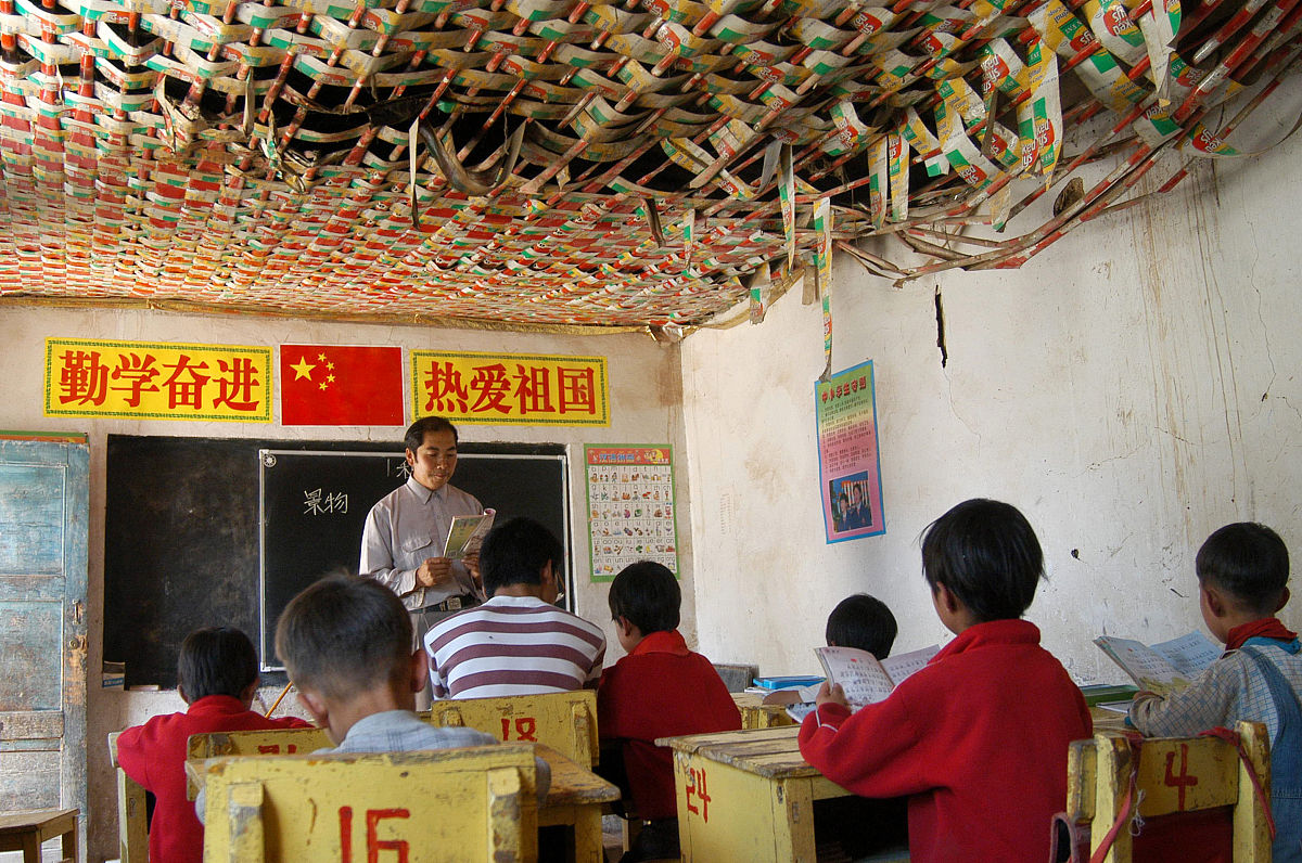 扎根乡村，薪火相传：乡村教师继承和弘扬延安精神的策略研究