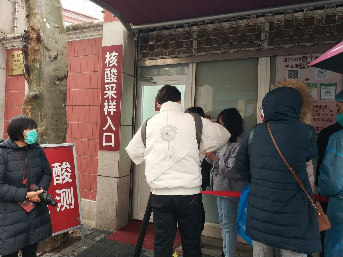 2021年1月26日,上海红房子妇产科医院两院区正常开诊.核酸采样入口.