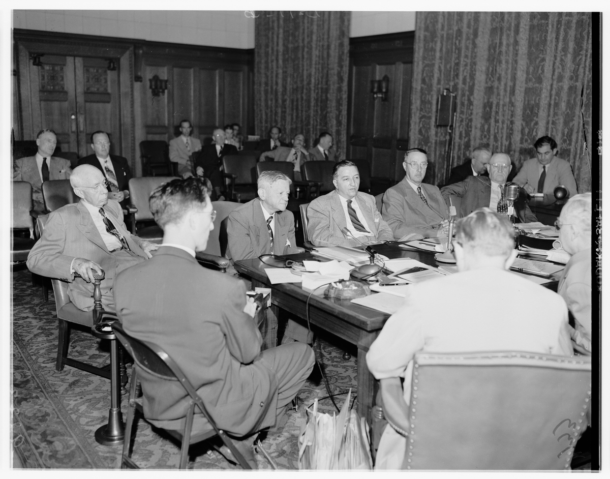 Write a highly detailed essay with introduction body and conclusion paragraphs responding to the following 问题写一篇大约2000字的文章内容为通过重温党史故事、学习身边榜样、先进典型事迹见证时代和学校变迁等抒发学习二十大的所思所想也可以结合各自工作和成长经历抒发爱国爱校的情怀展示祖国的繁荣富