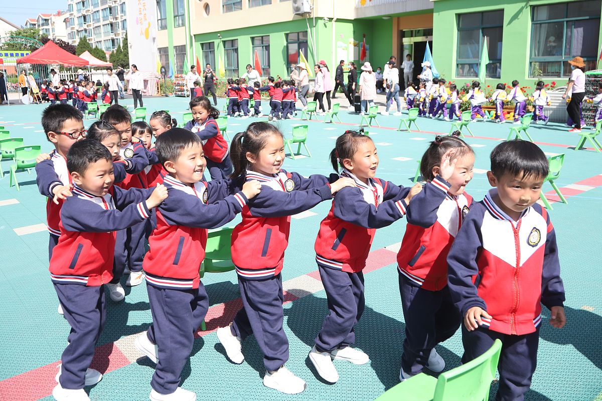 2021年5月18日,山东省青岛西海岸新区烟台东幼儿园小朋友在参加趣味运