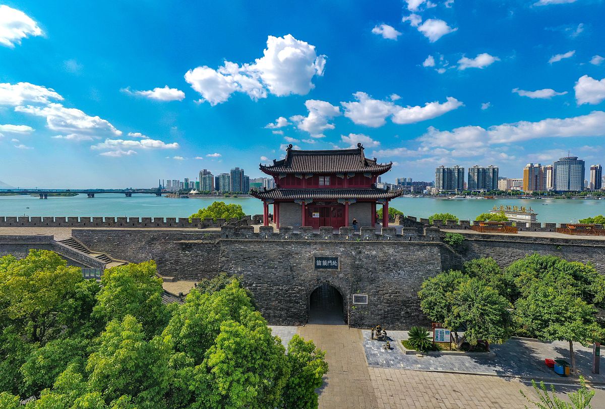 2020年9月1日,湖北襄阳迎来晴好天气,城市天际线与蓝天白云构成了一幅