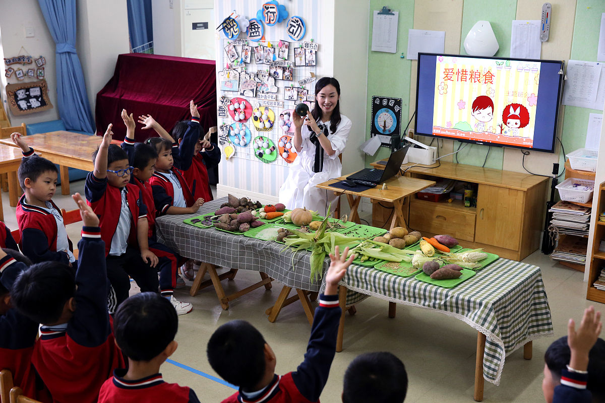 幼儿园大班健康领域《炸碉堡》的公开课