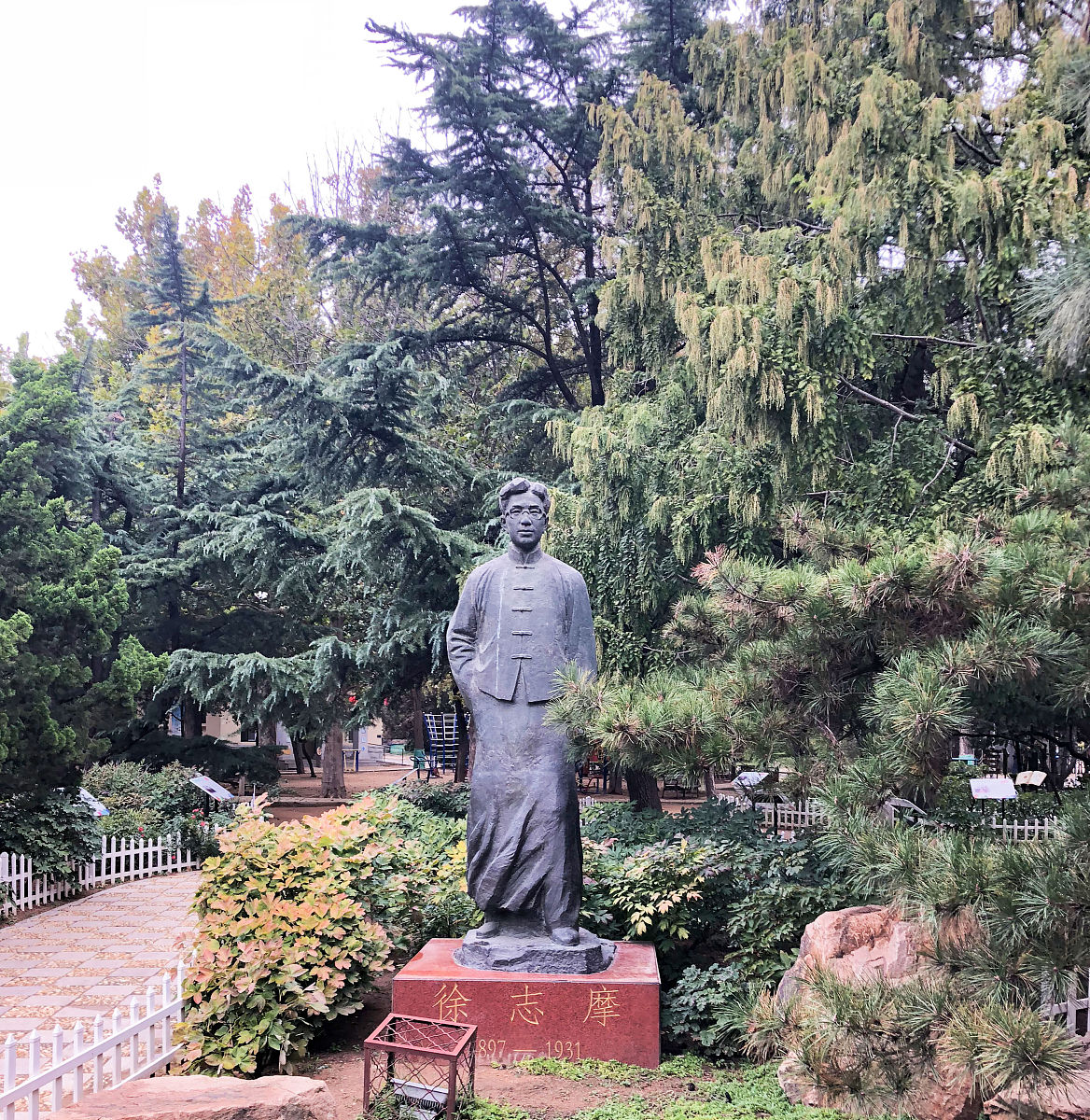 2018年10月16日,河北秦皇岛,北戴河徐志摩塑像.
