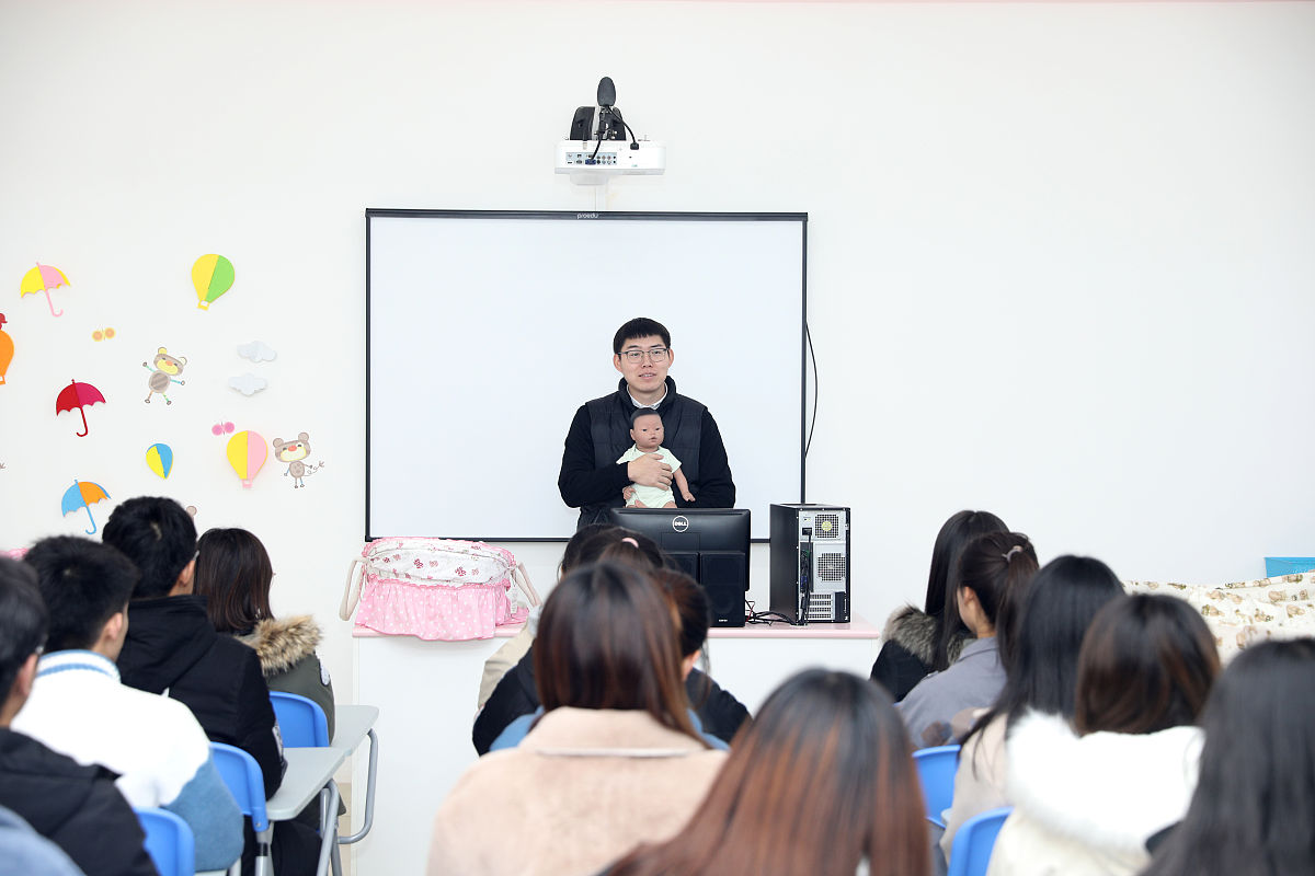 正是因为薛华健这样的老师我们的学习才变得更加 补充完整上面的句子