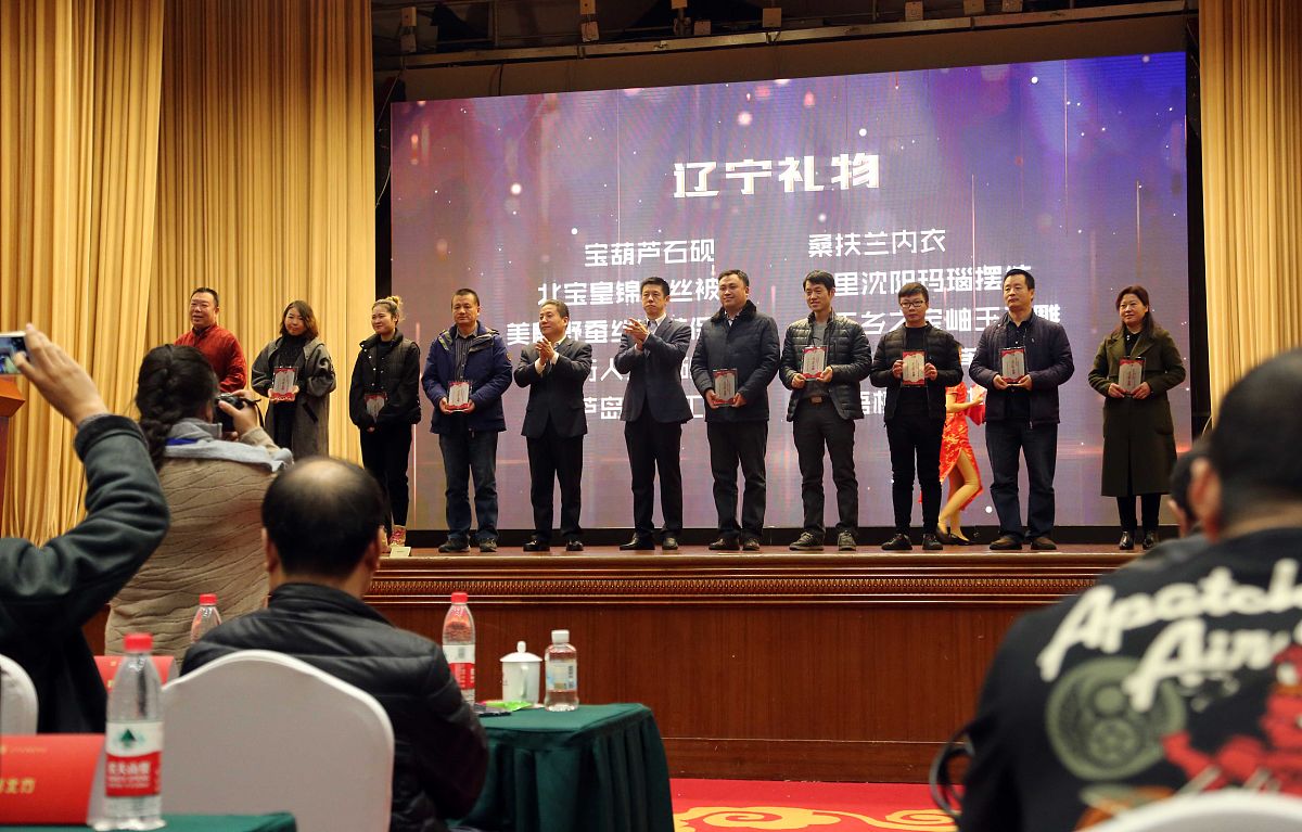 西安市通过搭建能力提升平台、提供政策服务支持、营造 成长发展环境、评选优秀青年企业家等工作举措常态化 培育我市广大青年企业家不断增强优秀青年企业家的典 型示范作用着力造就一支优秀的青年企业家队伍设立 。 A 西安英才计划 B 青年人才托举计划项目 西安硕博人才奖 147 D 新锐西商青年企业家扶持计划