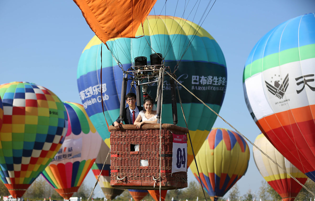 类似于摩天轮和城堡的浪漫元素