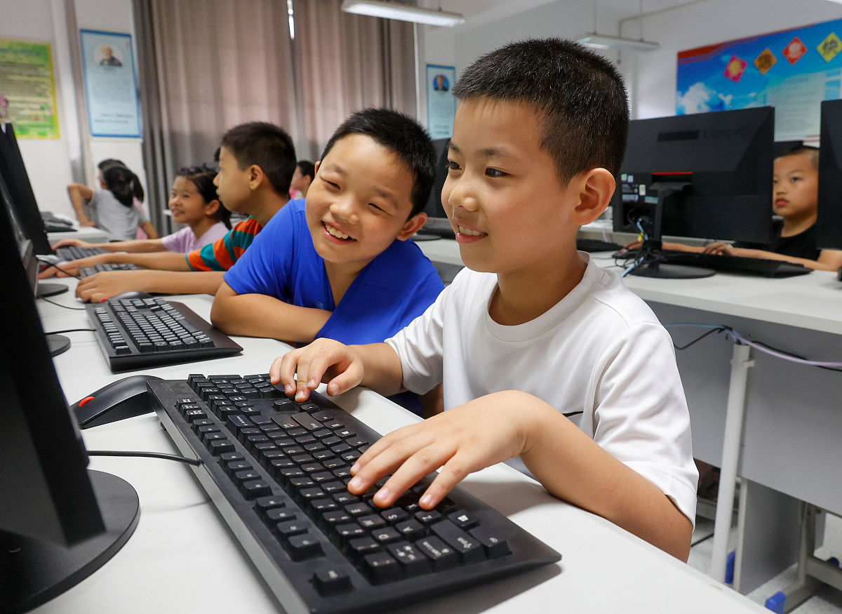 您是专家请帮我生成一个有关计算思维的小学信息科技学科的论文并且以scratch在课堂中的教学过程为例阐述scratch如何在日常课堂中培养学生的思维