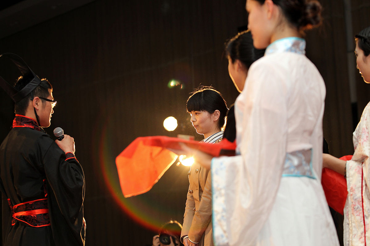 学校表彰大会演讲稿：致敬优秀，展望未来