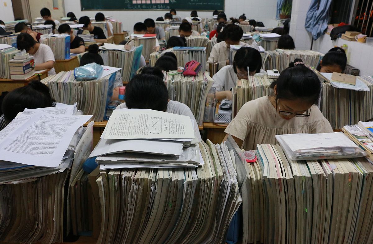 2018年5月29日,在山东省邹城市实验中学高三年级,学生们头也不抬头进