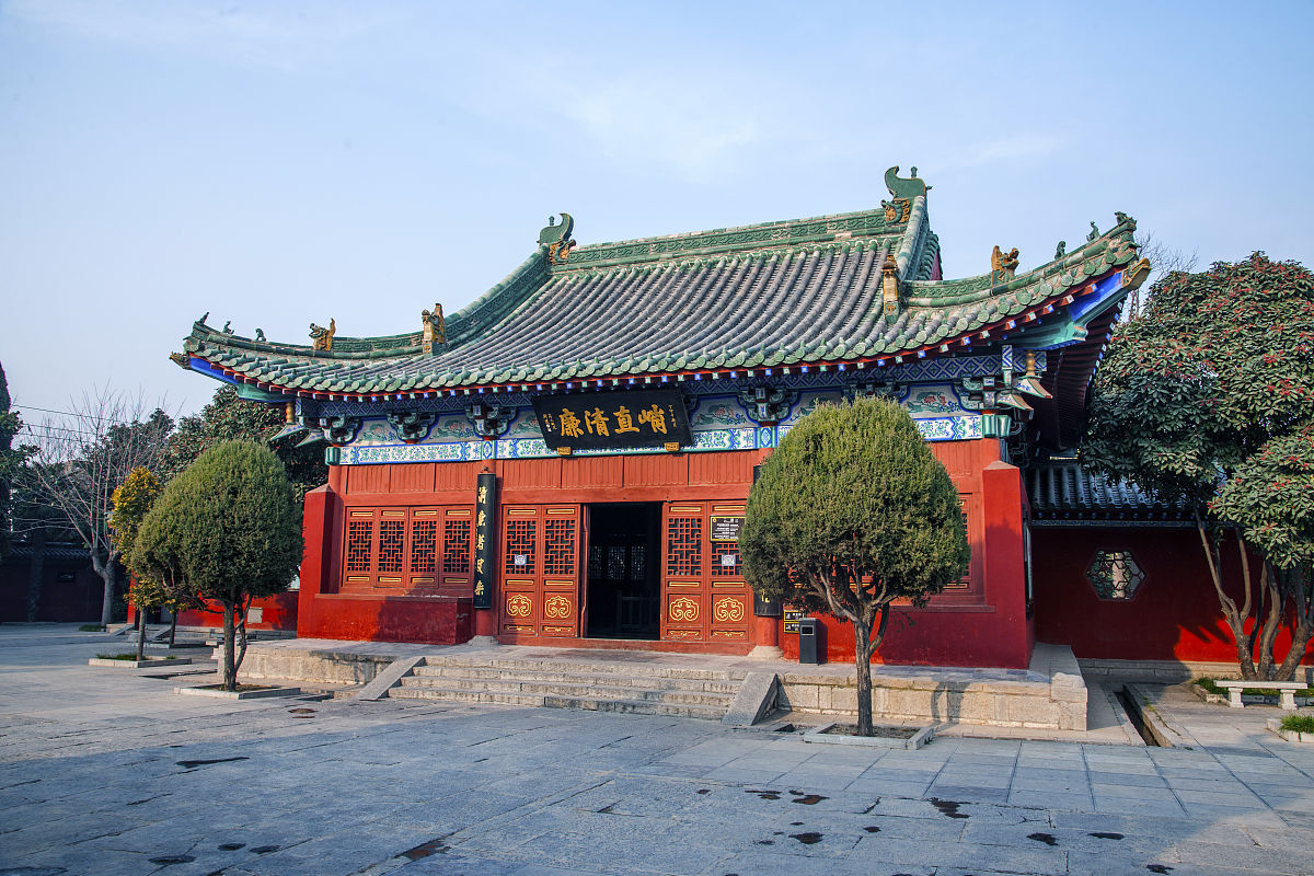 2017年11月28日,河南开封,包公祠庭院.
