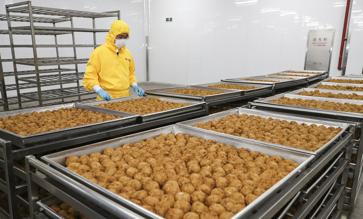 金果兴农团队展示枇杷次果加工设备，助力乡村振兴