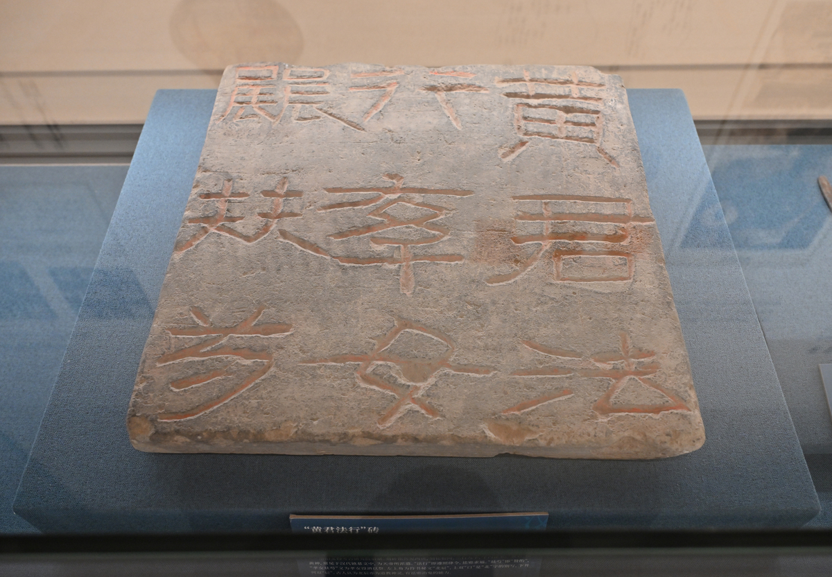 首先对于石刻规模在秦朝已经相当可观《秦始皇本纪》中讲述了关于秦始皇巡游的时候喜欢宣扬功德的文章因此大量树碑立石。这一举动使得石刻的出现为《西狭颂》的产生奠定了基础