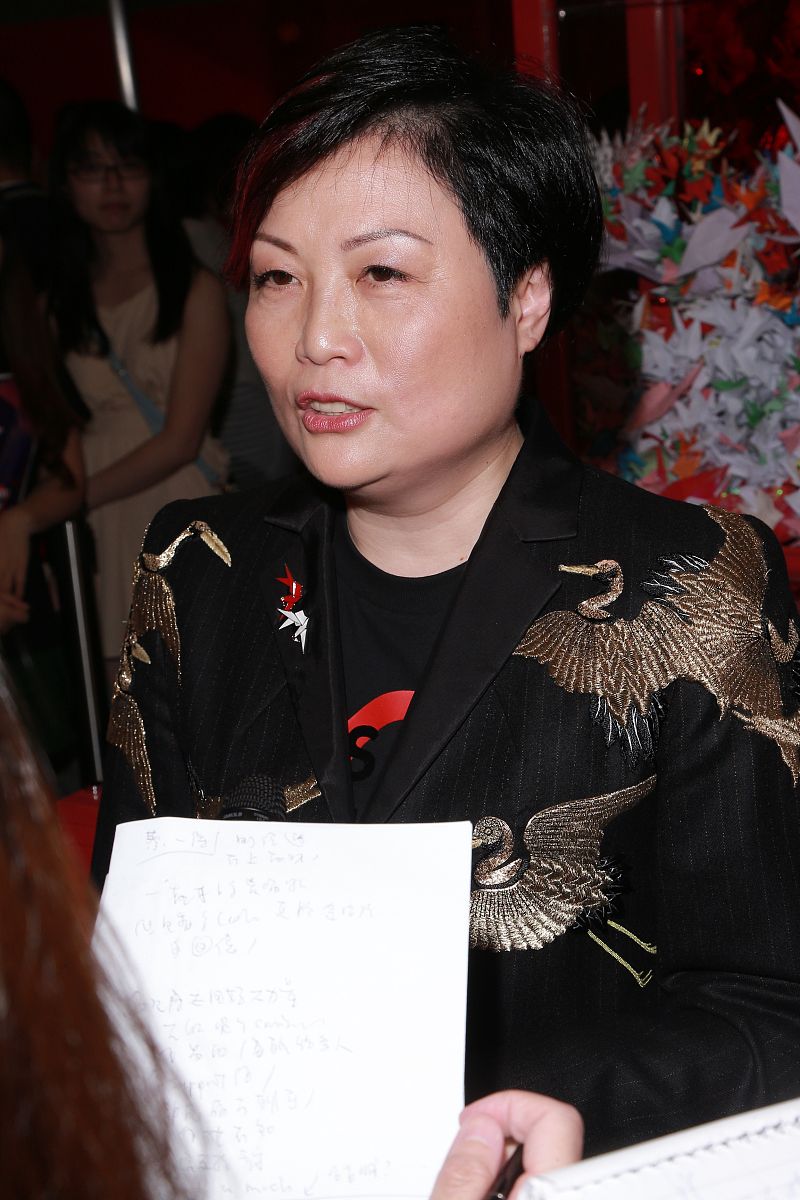 2013年4月17日,香港,粉丝为纪念张国荣合力折纸鹤破吉尼斯世界大全纪