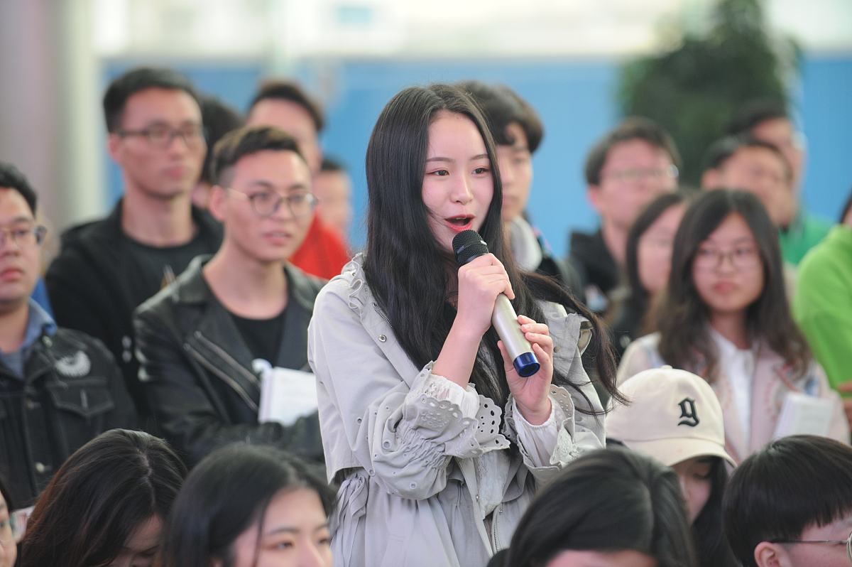 2019年3月24日,人民文学奖得主,"80后"作家笛安携获奖新作《景恒街》