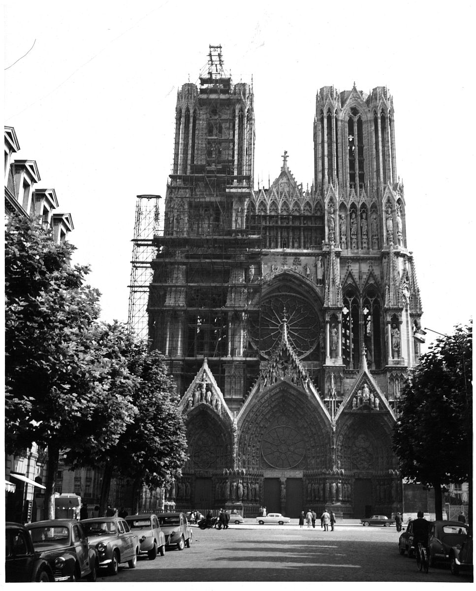 请帮助将第二个引号英文翻译成中文 并且保持原有格式	categories = Categories	category = Category	browse_by_category = Browse stock photos by category	title_search_bar