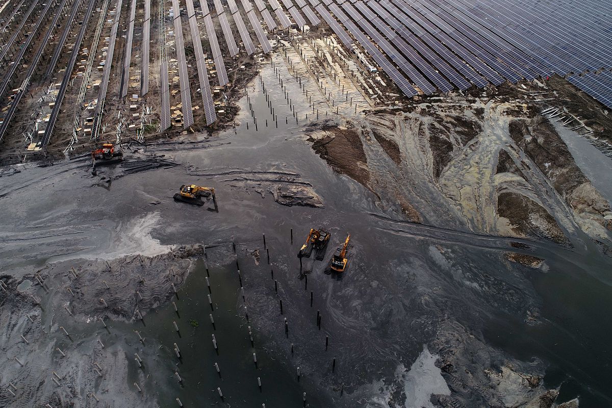 光伏产业的生产工艺是什么？请从水、气、固、废、噪声等具体描述会产生什么污染物？