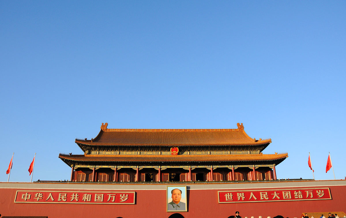   2016年12月01日,北京,在一股冷空气的作用下迎来短暂蓝天,碧空如洗,