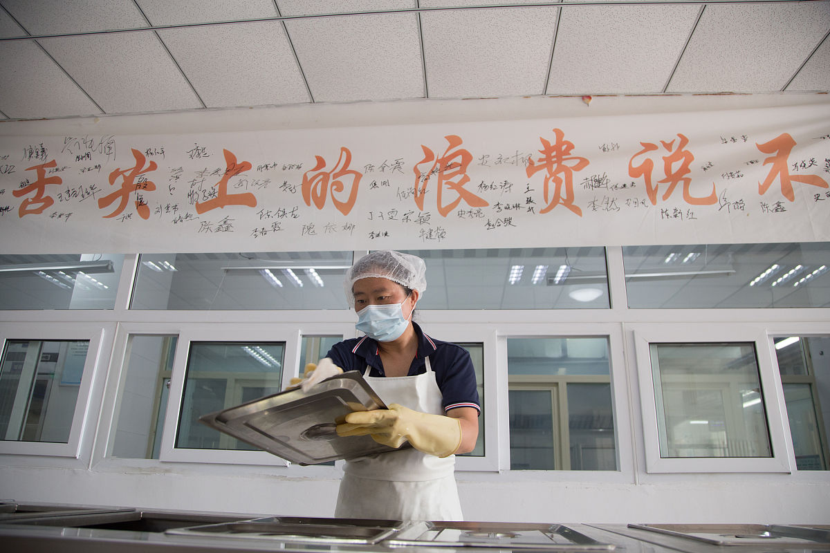 我是一名总务处工作人员需要制定一份学校食堂洗碗间的操作规范和管理制度