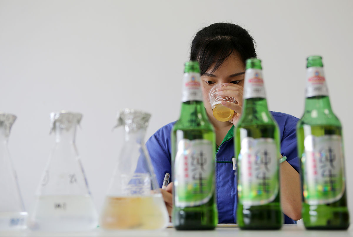 2019年5月22日,成都,唐耀华正在品评啤酒.(如若下载使用,请务必署名: