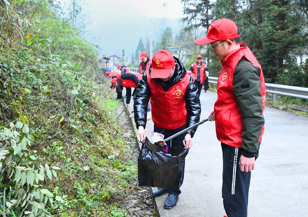 我是大学生请关于登山拾垃圾系列活动过程及心得体会的文章要求500字