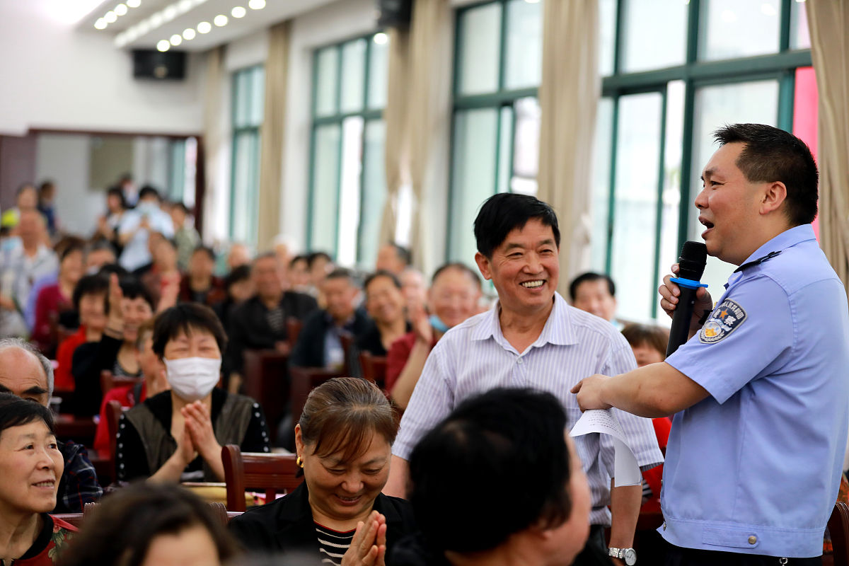 反诈主题班会发言稿：如何识别和应对网络诈骗