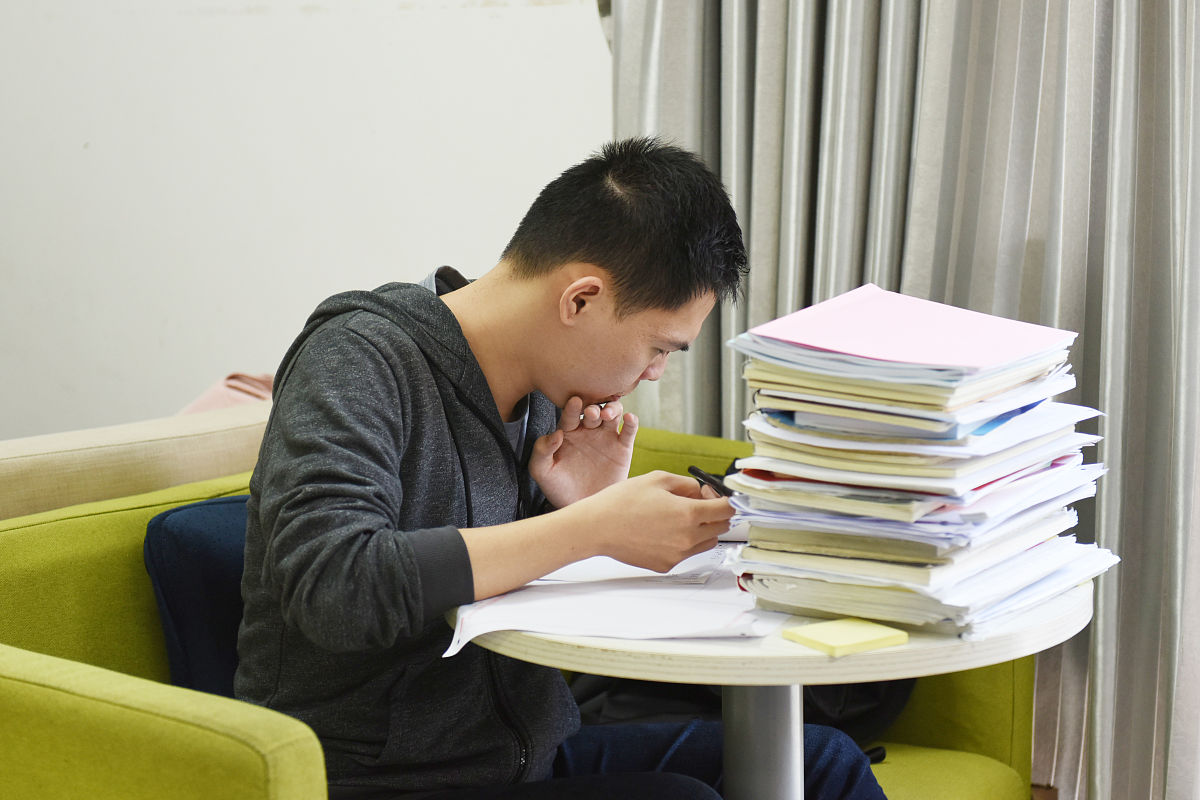 2019年11月20日,海南省海口市,海南大学图书馆内,考生们正在认真复习,
