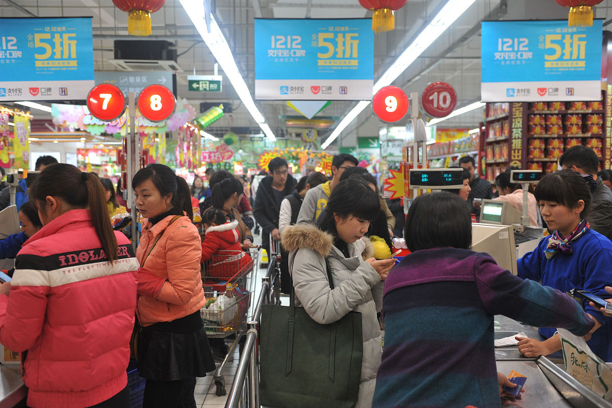改写这篇文章 现在有很多朋友没有将自己的资金放在银行卡里而是选择将自己的钱放在支付宝账号里面也会担心一个问题会支付宝账户被盗那么支付宝如果钱被盗找谁要呢？一起去看看吧。一、支付宝如果钱被盗找谁要呢？打开支付宝进入首页点击我的进入个人界面点击账单找到你被盗刷的那笔订单进入在订单详情界面点击最下面的投诉选择你投诉的理由—账户被盗钱不是我刷的点击开始被盗投诉出现交易列表勾选被盗刷的账目进入被盗原因选项
