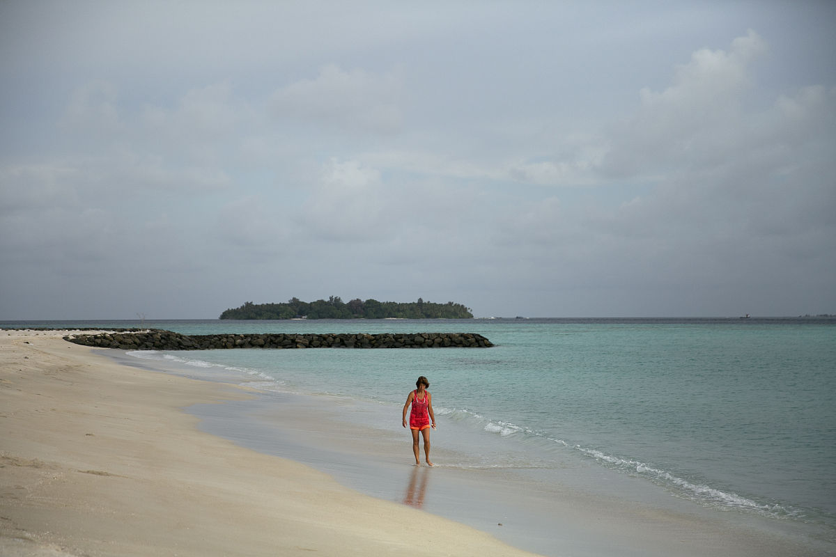 当地时间2021年10月10日,马尔代夫古拉德胡,当地建造海滩防护墙.马尔