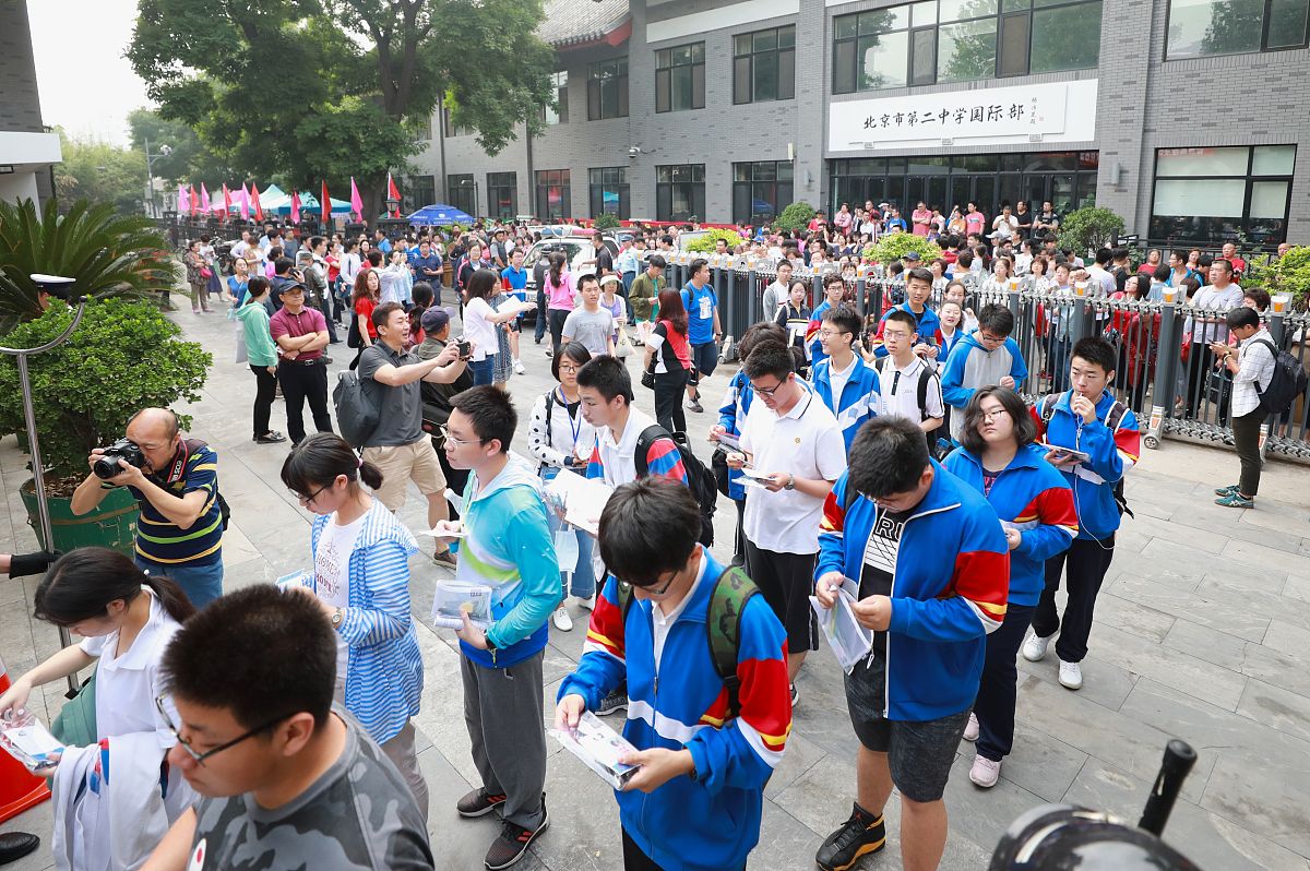 2019年6月7日,北京二中考场外,考生陆续到场.当天,2019年全国高考开幕