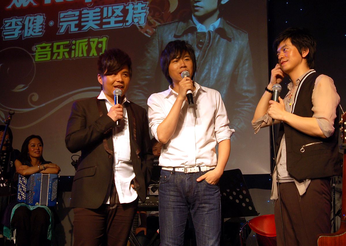 #父母想看的演出被我看了##质疑父母理解父母超越父母#结合这两个话题内容夸水木年华写两个微博文案一百字左右