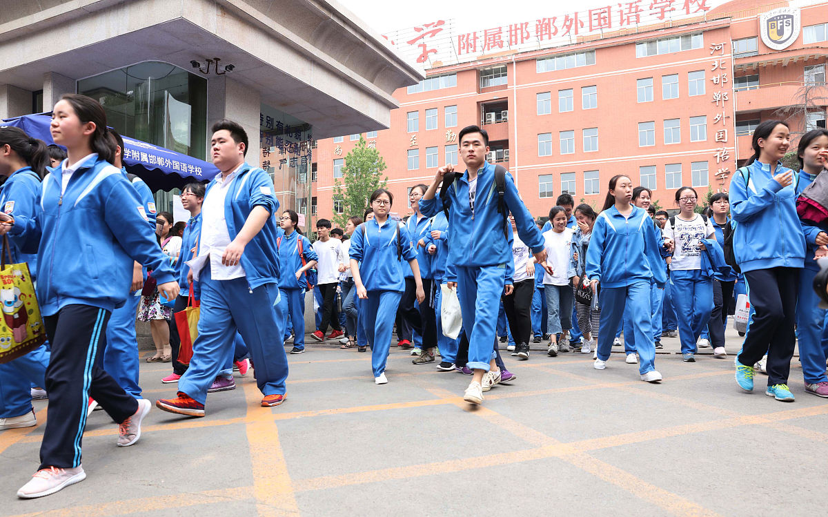2018年6月7日,河北省邯郸市第三中学考点前,"00后"成为今年高考主角,