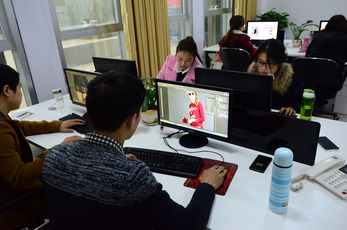 2015年11月10日,河南省许昌市,美工人员正在精心设计双11网购页面.