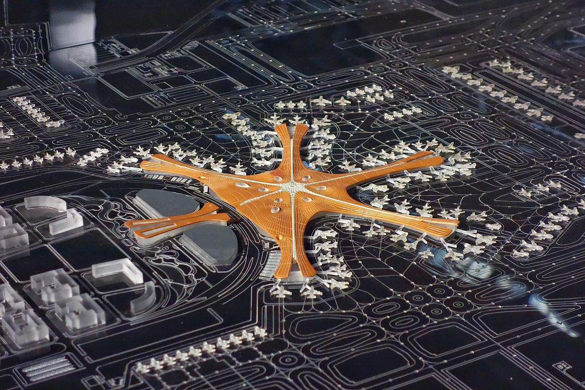 请从空间句法的角度分析航站楼建筑登机口可达性存在哪些问题