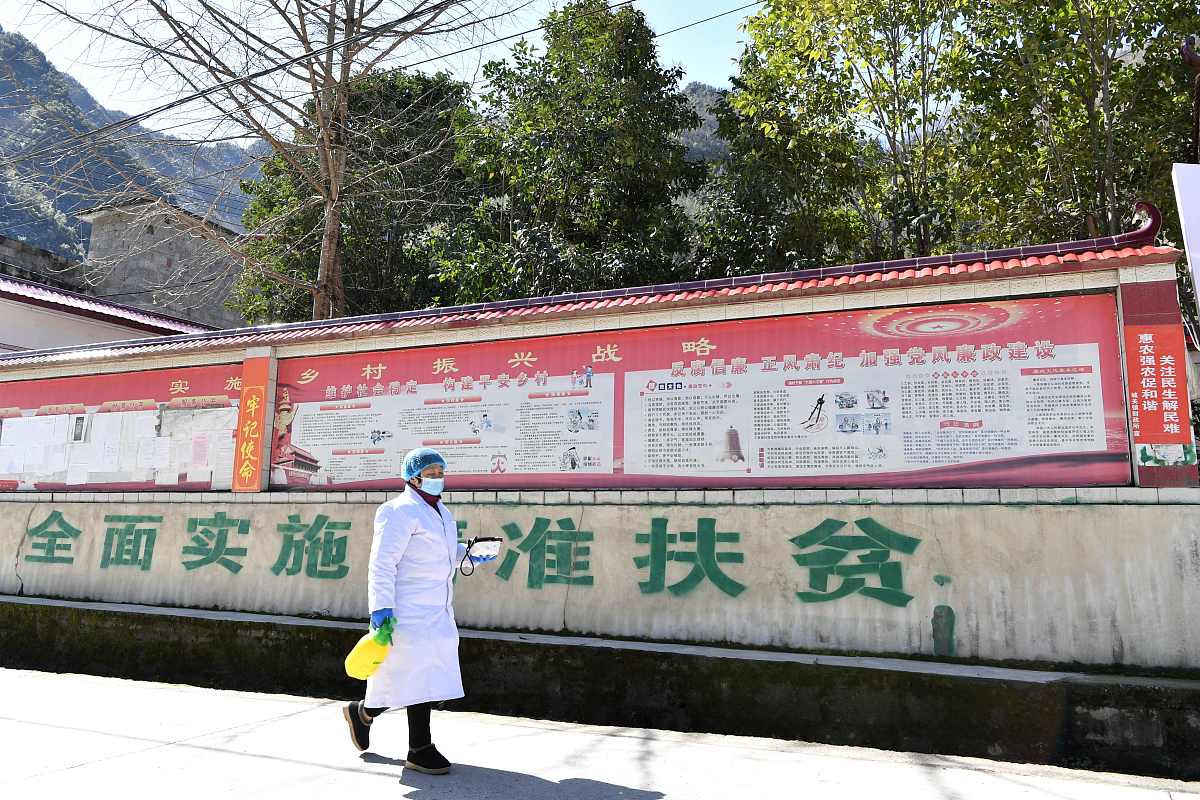2020年2月16日,湖北省襄阳市保康县城关镇陈家河村,女村医宋朝梅行走