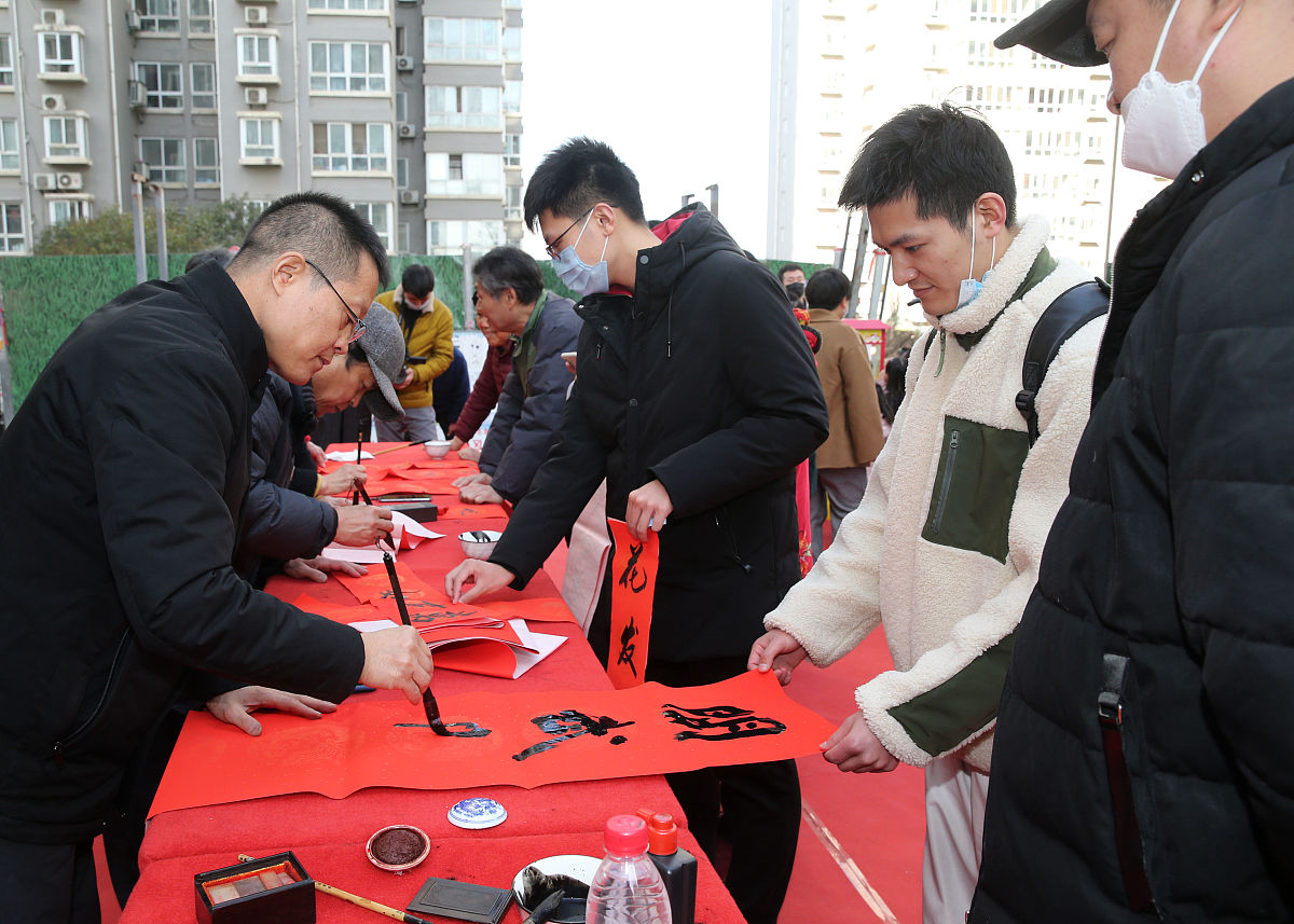 2021年2月3日,西安书法家春节前夕来到朝阳花园小区,义务为市民书写春