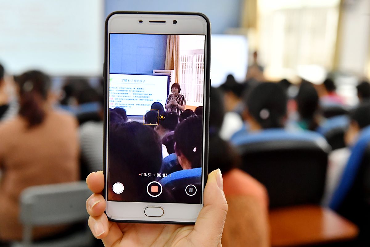 human 扩写教师不在局限于微信群文字沟通而是采用语音通话视频通话在过程中进行发问引导鼓励家长发表自己的观点看法; AI 作为教师我们认识到微信群文字沟通的局限性因此我们不仅仅局限于文字沟通还会采用语音通话和视频通话的方式更好地与家长们进行互动和交流。在这个过程中我们将引导家长们积极发表自己的观点和看法回答他们的问题和疑惑分享自己的经验和见解共同探讨和解决育儿和教育中遇到的难题和问题。我