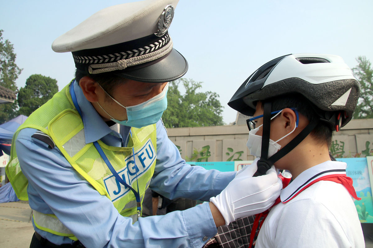2020年6月1日,在江苏苏州,平江实验学校校门口,交警向学生和家长现场