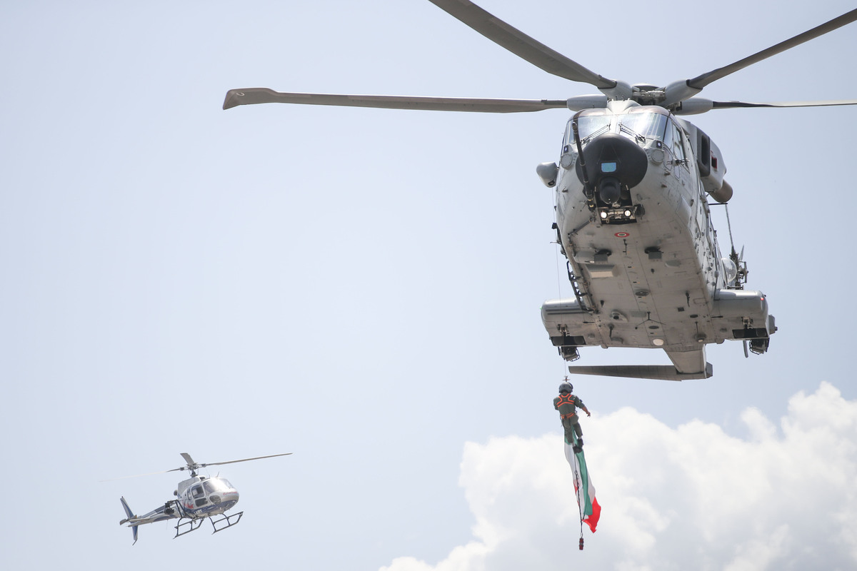 黑鹰直升机2000：多功能、可靠的中型直升机