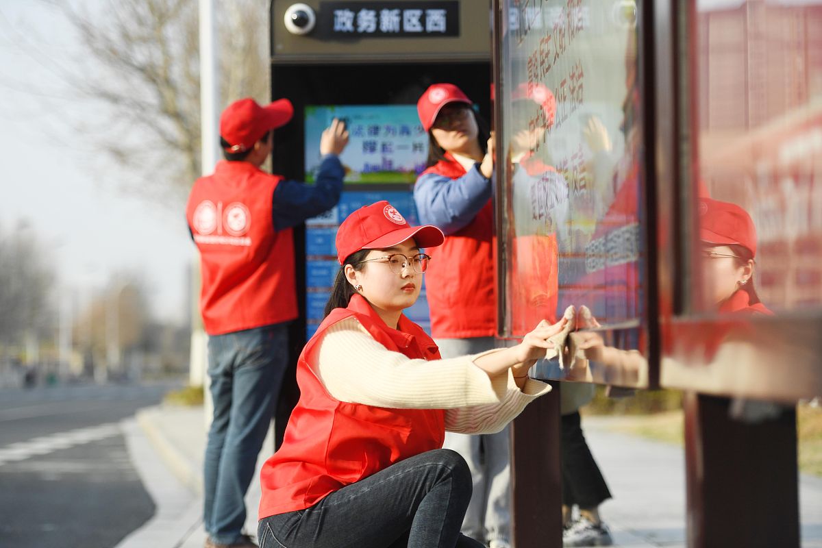 2022年3月3日,安徽省滁州市,来安县街头,志愿者们在清洁公共自行车.
