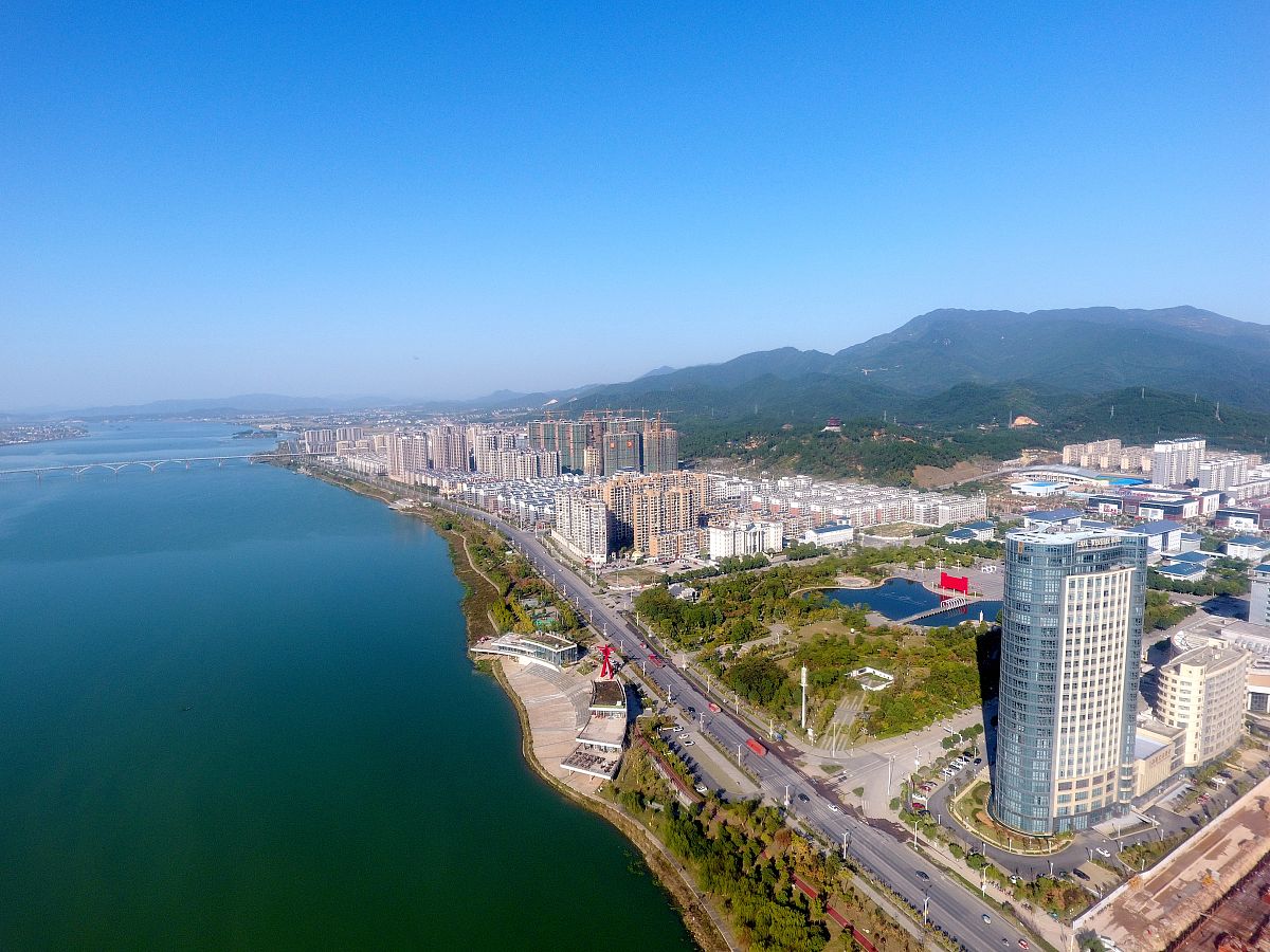 2018年10月28日,江西省吉水县城北新区,碧水蓝天,美如画境.