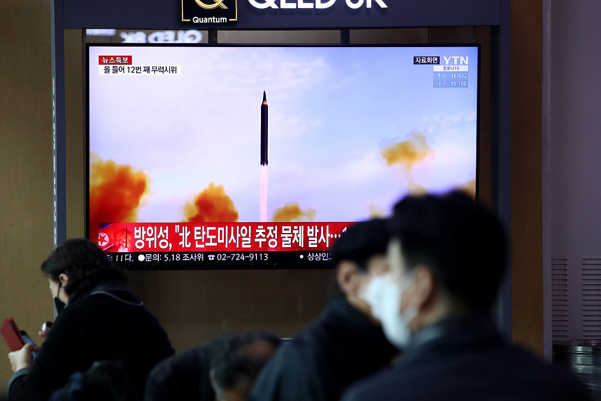 当地时间2022年3月24日,韩国首尔,人们正在车站内观看有关朝鲜发射疑