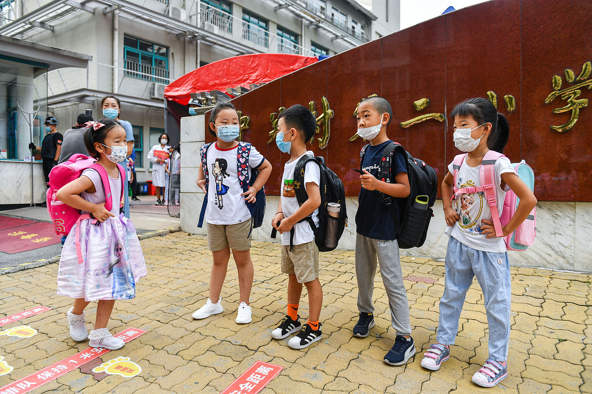 2020年8月29日,北京海淀区,中关村第二小学一年级的新生开学.当天全市