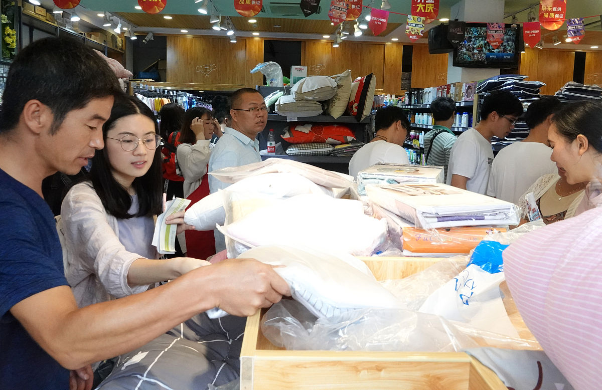 2018年9月1日,郑州大学新生报到,学生和家长在采购生活用品.