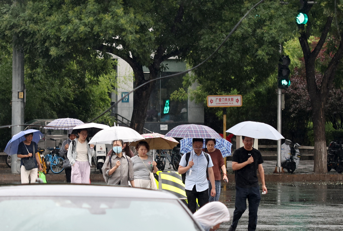 北京今日雷阵雨突袭,雨势强劲伴大风,出行需谨慎!