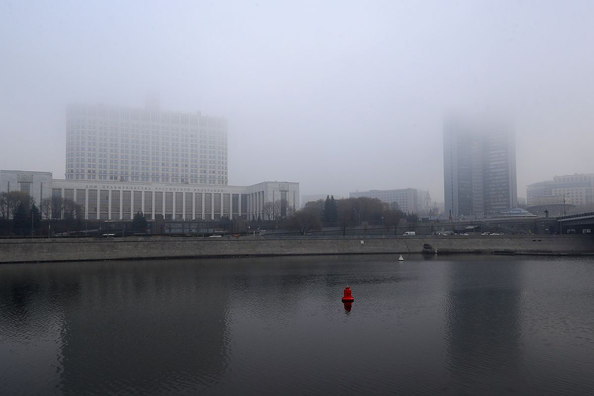 当地时间2021年11月2日,俄罗斯莫斯科,大雾中的城市景象.俄罗斯水文气