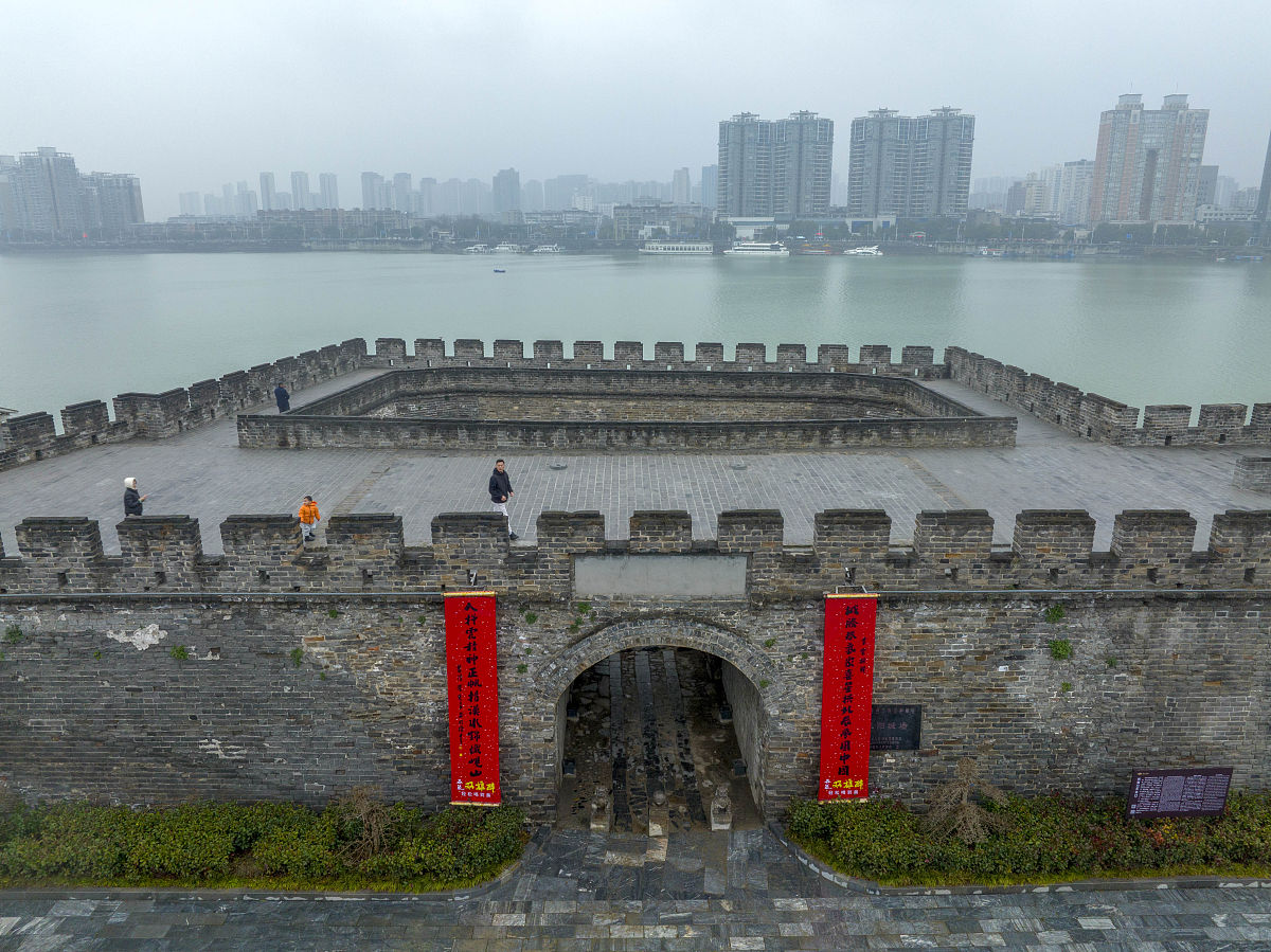 2022年1月28日,湖北省襄阳市,古城临汉门挂上喜庆的春联,迎接农历虎年