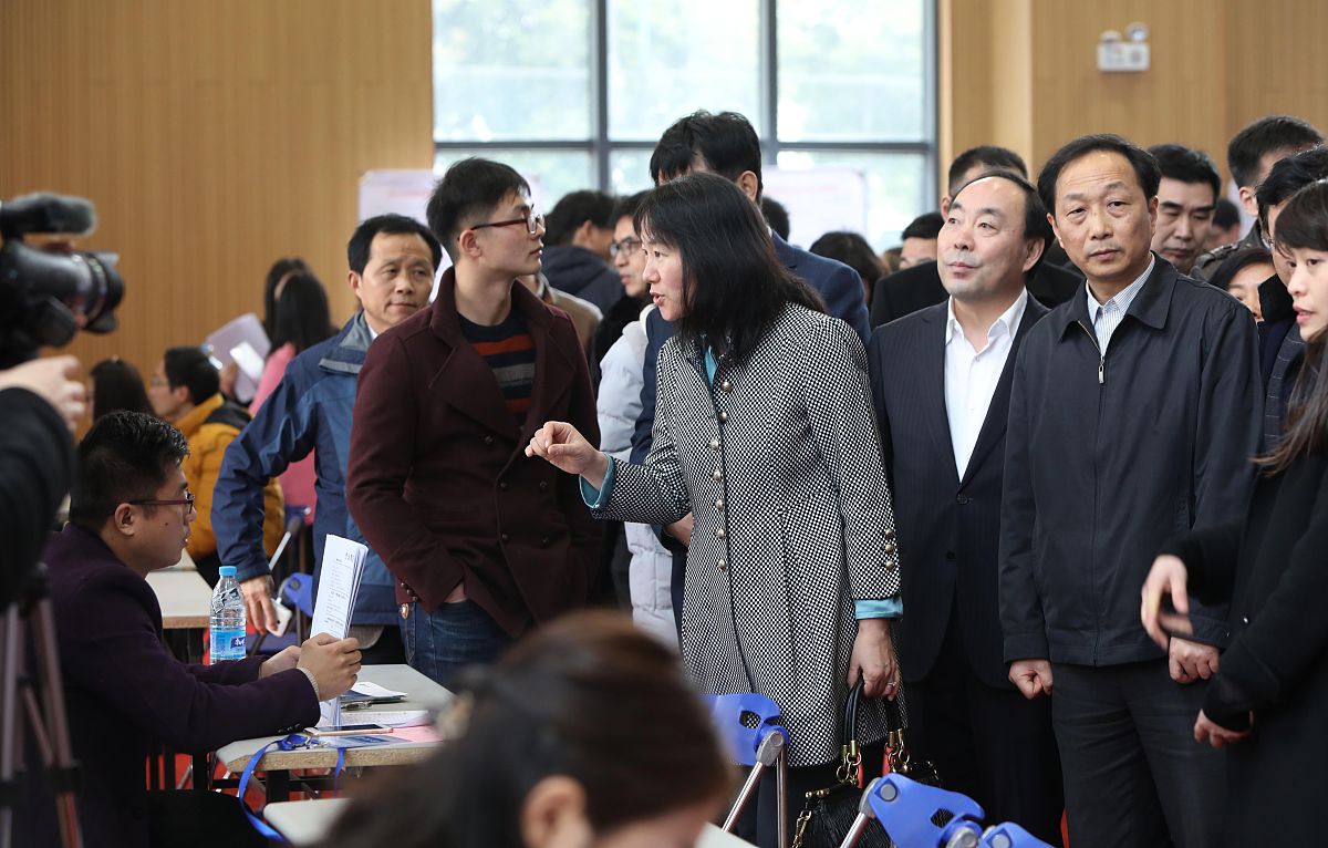 高等教育改革新闻发布会：学生记者提问与思考