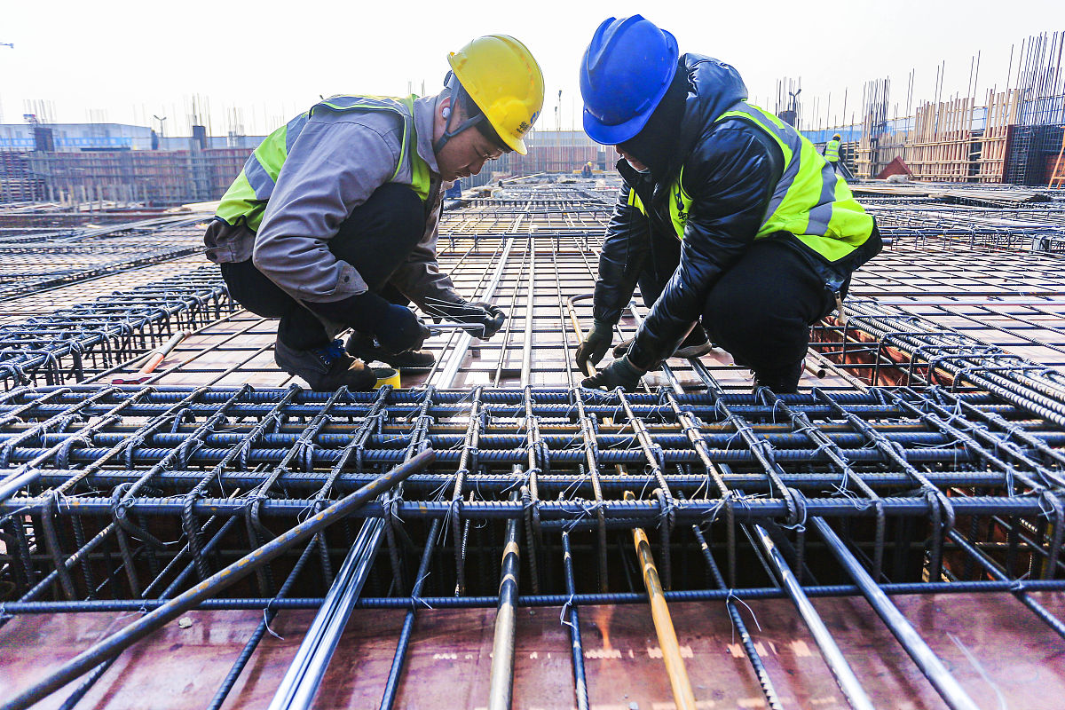 2022年1月1日,山西运城建工集团的工人正在会展中心重点工程建设工地