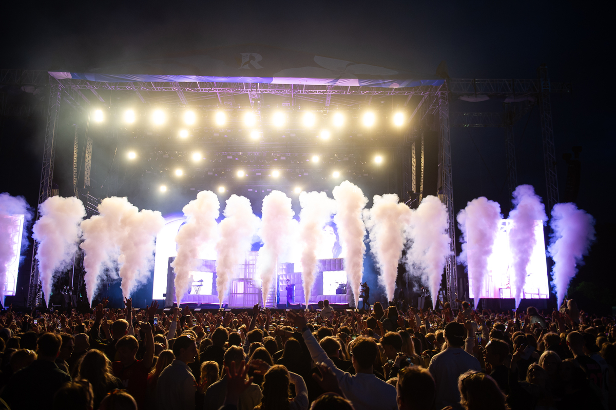 芒禾音乐节8个字以内的创意旗帜文案