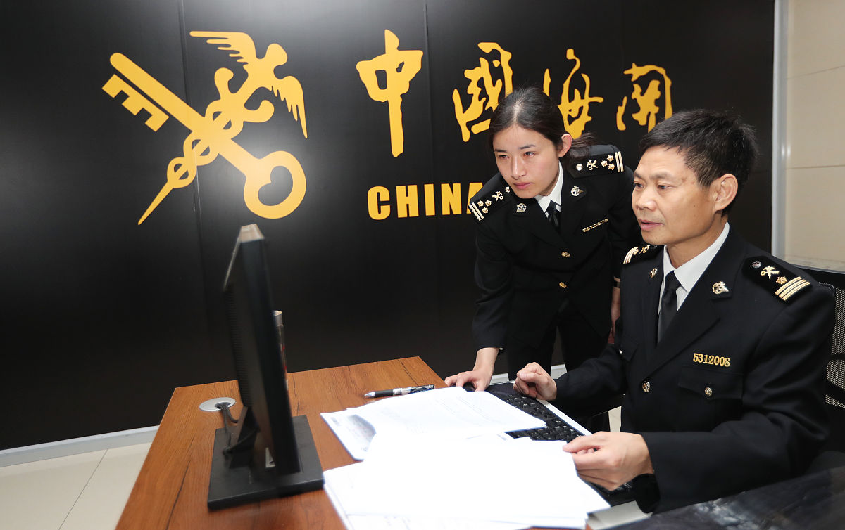 根据姓名 、学校：上海健康医学院、专业：卫生检验与检疫、目前打算的打算是考取公务员为条件做一份自我介绍